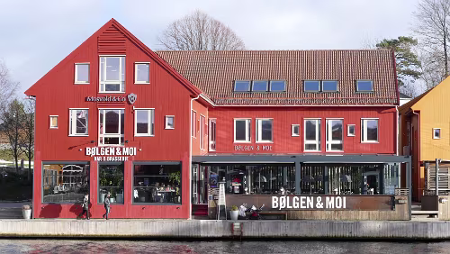 Haukeli – Kristiansand – Hjørring Fiskebrygga er et byområde i Kristiansand som ligger mellom Kvadraturen og Lagmannsholmen. Fiskemarkedet på Fiskebrygga er en av byens turistattraksjoner,...