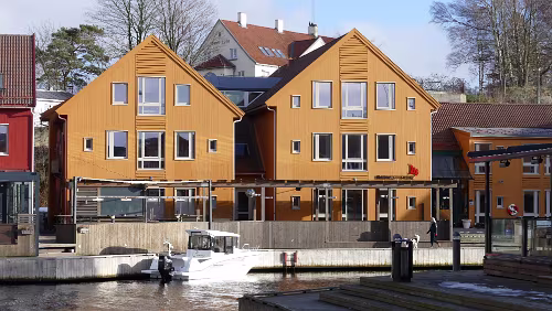 Haukeli – Kristiansand – Hjørring Fiskebrygga er et byområde i Kristiansand som ligger mellom Kvadraturen og Lagmannsholmen. Fiskemarkedet på Fiskebrygga er en av byens turistattraksjoner,...