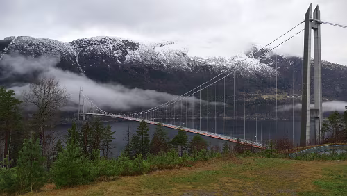 Vågsli - Bergen Die Hardangerbrua (deutsch Hardangerbrücke) ist eine Hängebrücke über den Eidfjord in Norwegen. Gesamtlänge: 1380 m; Höhe: 202 m; Lichte Höhe: 55 m