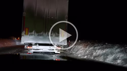 Trondheim – Storjord i Tysfjord Die Schneefräse die von Norden kam arbeitet noch am Schlagbaum