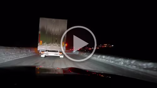 Trondheim – Storjord i Tysfjord Die Kolonne fährt mit ca. 30 km/h bis maximal 40 km/h, alle haben den Warnblinker an. Nach der Kolonne habe ich aber noch ca. 300 km zu fahren, um Mitternacht...