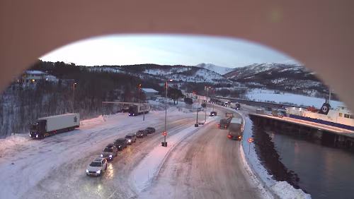 Storjord i Tysfjord – Tromsø Das letzte Fahrzeug in der Schlange links bin ich.