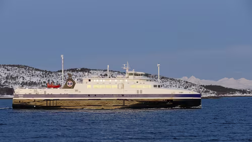 Storjord i Tysfjord – Tromsø Beide Fähren fahren quasi gleichzeitig los, die andere Fähre fährt zu den Lofoten, nach Lødingen