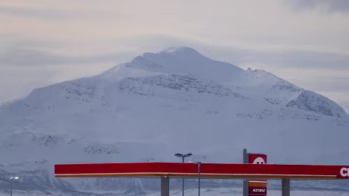Tromsø – Longyearbyen Am Tromsø lufthavn Langnes