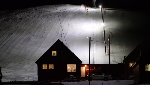Tromsø – Longyearbyen Der Skilift ist vom Ortsrand ins Zentrum umgezogen
