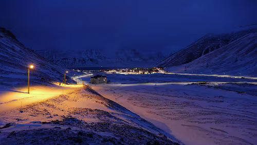 Longyearbyen Das Huset, im Hintergrund das Zentrum von Longyearbyen