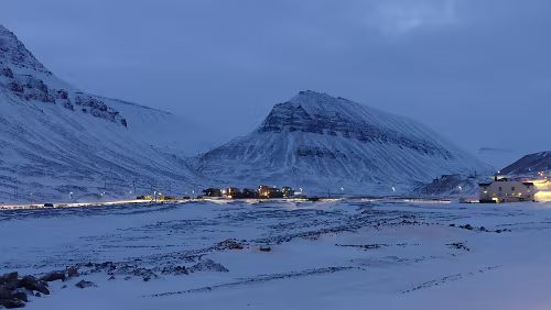 Longyearbyen Links Nybyen, rechts das Huset