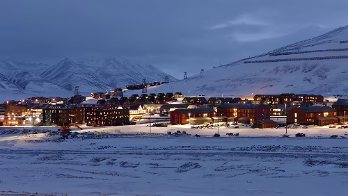 Longyearbyen Ganz links im Bild sieht man noch einen Teil des Kulturhuset mit den markanten horizontalen Elementen. Vor den in der Bildmitte verlaufenden alten Pfosten der...