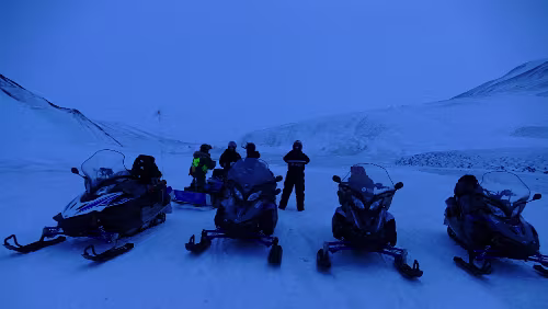 Longyearbyen Links die „Expeditionsleiterin“ Amelie und die anderen drei Teilnehmer der Tour