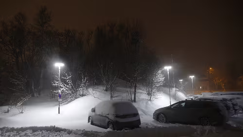 Tromsø – Vuollerim In der Nacht hat es viel geschneit, mein Auto kann man auf dem Bild nicht erkennen, es steht rechts im Bild, man sieht nur die Scheibenwischer in die Luft ragen