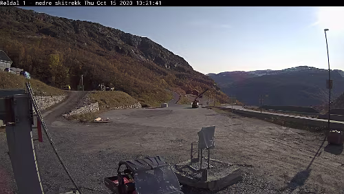 Kurios Was das wohl für ein Gebilde da ist, auf dem kleinen Sockel. Ja, klar, das ist so ein Drehkreuz für an einen Skilift.