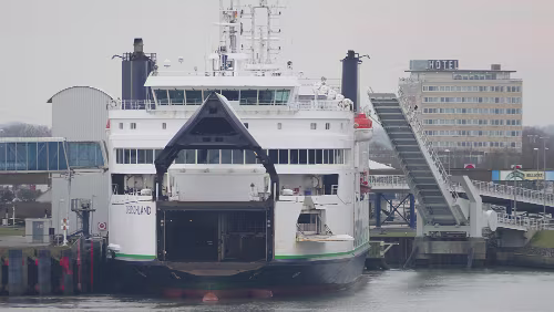 Hahnstätten – Puttgarden – – Rødby – Malmö Die „Deutschland“ liegt fest gemacht am Kai in Puttgarden.