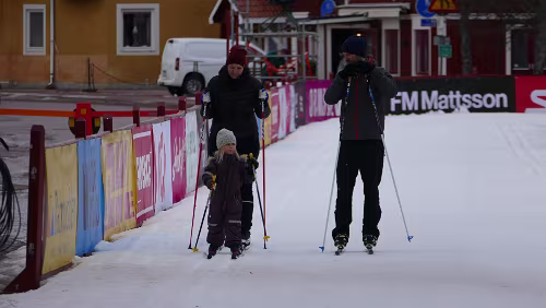 Sunne – Östersund Früh übt sich. Die Nachwuchsläuferin gibt den Takt vor, die Eltern folgen bedächtig. Tolle Situation.
