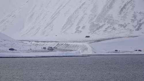 Fjordcruise towards the Esmark Glacier & Barentsburg Die Hütten liegen unweit des Flughafens von LYR.