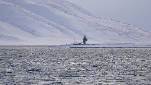 Fjordcruise towards the Esmark Glacier & Barentsburg Die Kohleverladeanlage am Hafen am Flughafen.