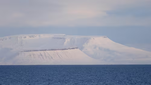 Fjordcruise towards the Esmark Glacier & Barentsburg Naja, das sind halt irgendwelche Berge. Noch in der Nähe von Longyearbyen.