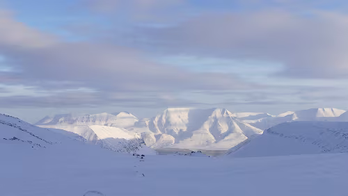 Ice cave tour with snowcat Blick vom Longyearbreen. Longyearbyen liegt unten im Tal.