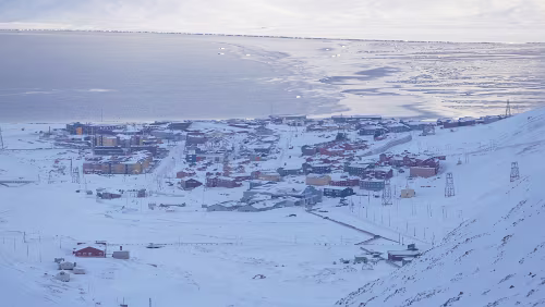 Ice cave tour with snowcat Sieht so groß eigentlich nicht aus.
