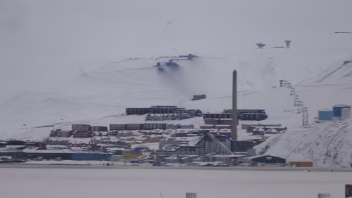 Longyearbyen – Tromsø Rechts oben im Hintergrund das EISCAT.