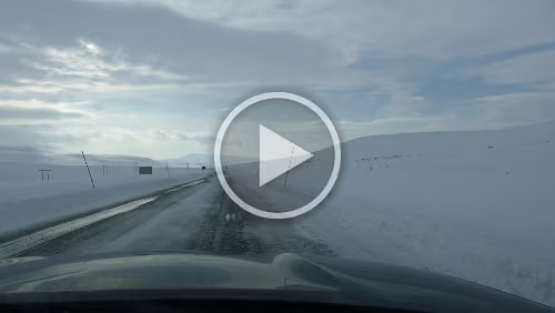 Innhavet – Mosjøen Bei Minute 04:53 überholt mich ein LKW und schwappt mir eine Ladung Matsch auf die Windschutzscheibe.