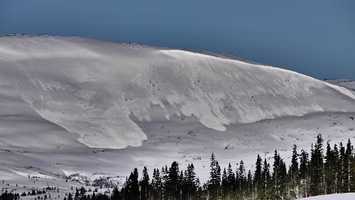 Mosjøen – Trondheim Püh, da sind Lawinen abgegangen.