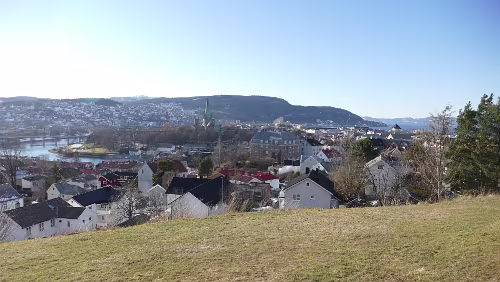 Trondheim Blick vom Festungshügel „Kristiansten festning“ auf Trondheim, der Dom ragt heraus.