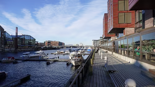 Trondheim Hier stehe ich im Stadtteil Østbyen an der Nidelva. Links die Gebäude stehen schon im Stadtteil Midtbyen.