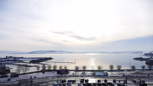 Trondheim – Hamar Blick aus dem „First Hotel Victoria“ auf den Mjøsa. Unten verlaufen die Gleise, linker Hand liegt der Bahnhof.