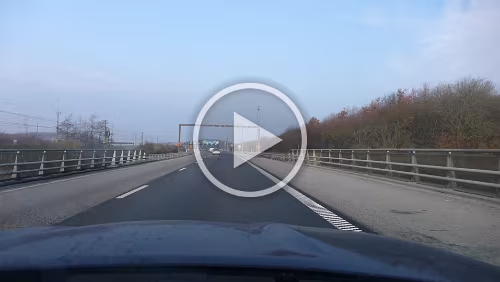 Malmö – Rødby – – Puttgarden – Hahnstätten Überfahrt über die Öresundbrücke. Übrigens „Stoppat fordon“ bedeutet: „Gestopptes Fahrzeug“. Und das war korrekt, da stand ein Fahrzeug auf der Brücke.