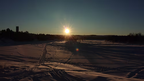 Östersund – Vuollerim In Sorsele. Der Nedre Gautsträsket ist zugefroren.
