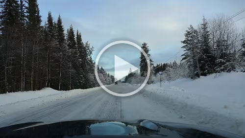 Östersund – Vuollerim Endlich Schnee auf der Straße.