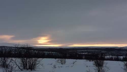 Vuollerim – Tromsø Die Sonne zeigt sich über dem Horizont.