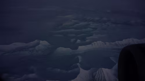 Tromsø – – – Longyearbyen Die ersten Ausläufer von Svalbard.