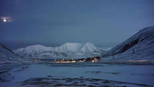 Longyearbyen Auf dem Vei 106, Blick auf das Zentrum von Longyearbyen, Nybyen liegt hinter mir.