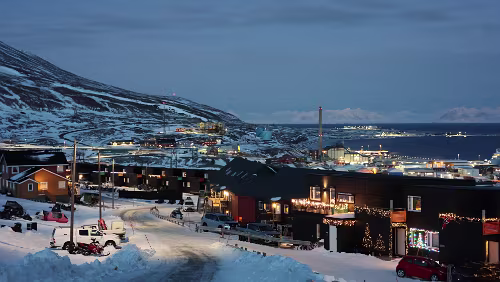 Longyearbyen Der Schornstein gehört zum „Longyear Energiverk“, dort wird die abgebaute Kohle in Energie umgewandelt die dann in die Wohnungen gelangt.