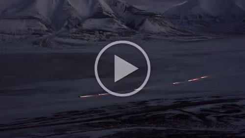 Longyearbyen Schneescooter fahren in das Adventdalen.