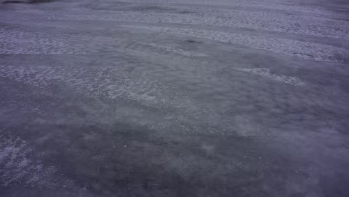 Tromsø – Skarberget – – Bognes – Bodø Das blanke Eis, auf einem Parkplatz.