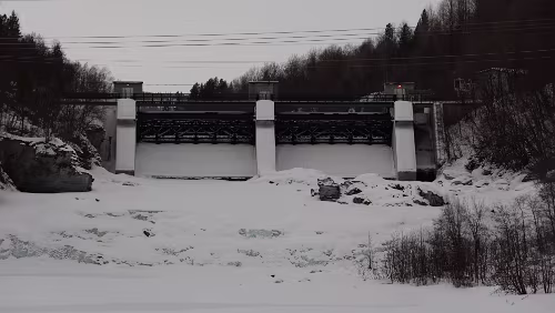 Tromsø – Skarberget – – Bognes – Bodø Der Staudamm am Bardufossen.