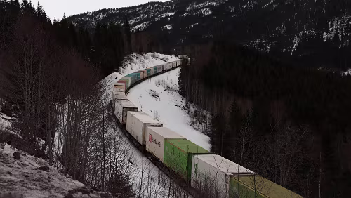 Mosjøen – Trondheim Direkt an der [E6] rattert ein Güterzug vorbei.