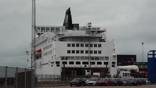 Hirtshals, am Fähranleger der Smyril Line Die MS Norröna liegt bereit, derzeit werden die Trailer beladen.