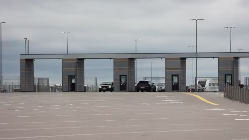 Hirtshals, am Fähranleger der Smyril Line Die Checkin-Stationen, links für die MS Norröna, rechts für die Fjord Line.