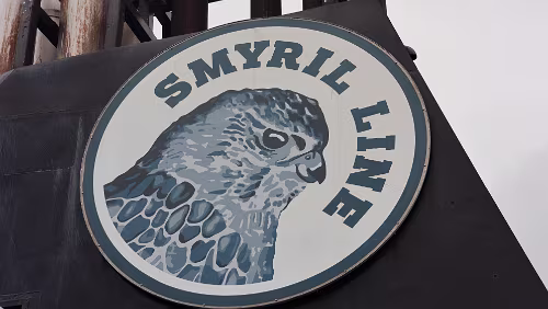 Hirtshals, an Bord der MS Norröna Das Logo der Smyril Line.