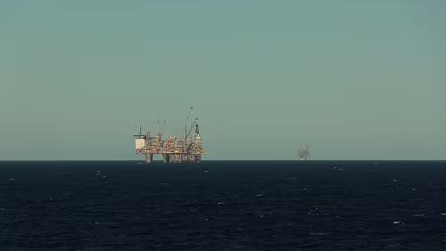 Auf See Und da hinten ist noch eine Bohrinsel.