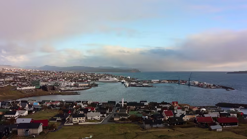 Tórshavn Der Aussichtspunkt im Ortsteil Argir ist erreicht. Der Regen hat gerade aufgehört, die Sicht ist gut.