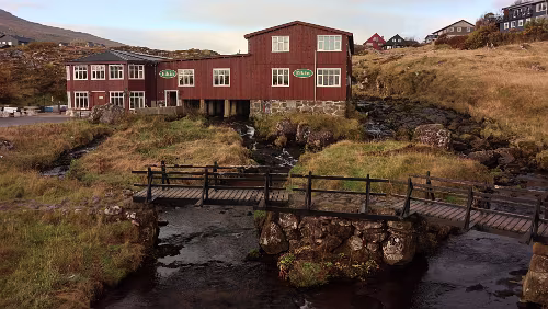 Tórshavn Das Gebäude überspannt einen Bach.