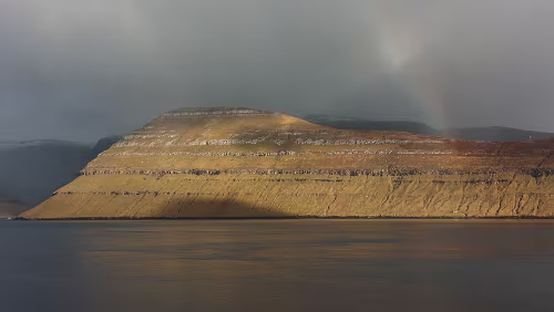 Føroyar Einfach nur steile Felsen.
