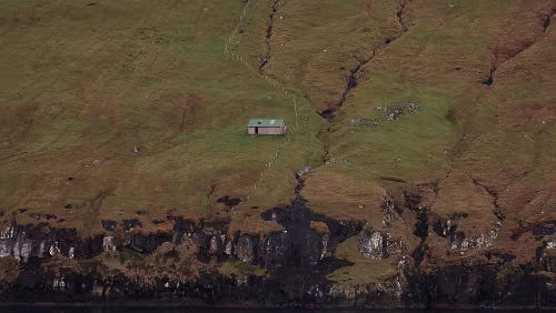 Føroyar Einfach eine kleine Hütte auf der sonst menschenleer scheinenden Insel.
