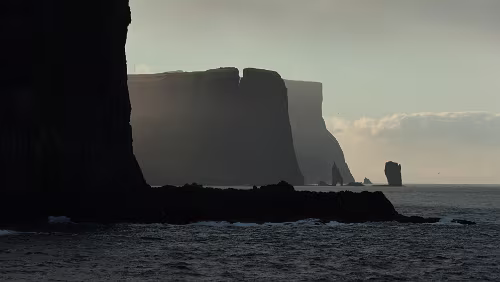 Føroyar Sehr schroff aufragende Felsen.