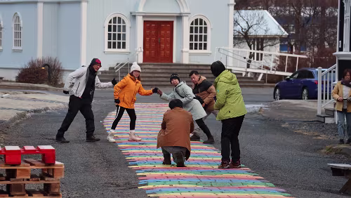 Seyðisfjörður Dieses Bild wurde mehrere Minuten lang ausgeklügelt von der Dame rechts in der hellgrünen Jacke orchestriert, der Fotograf kniete derweil auf dem Pflaster und...