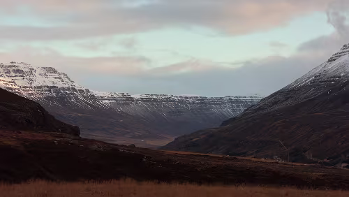 Seyðisfjörður – Mývatn Am Straßenrand und im Tal liegt Seyðisfjörður.